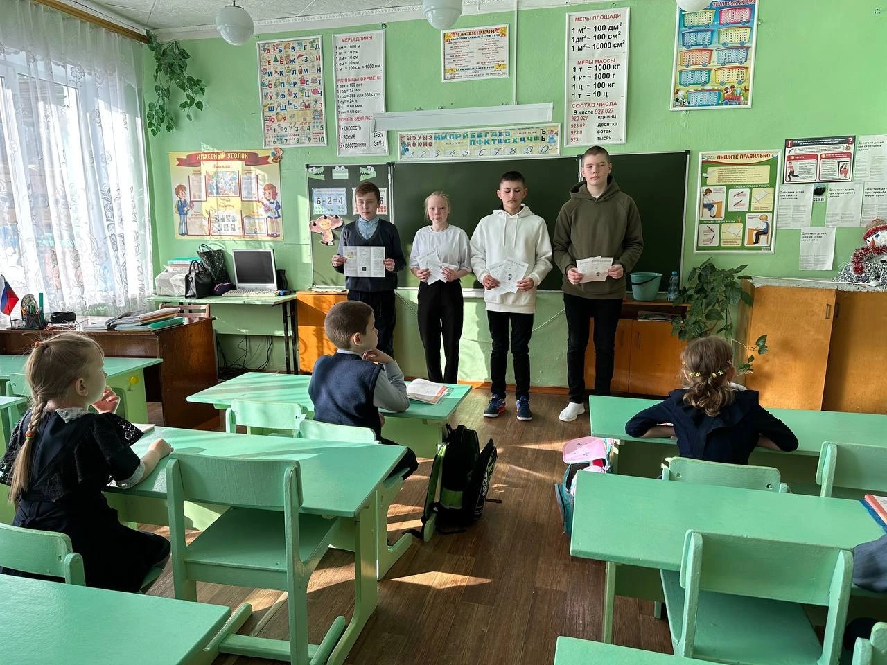 В преддверии весенних каникул отряд ЮИД «Светофор» раздал ученикам школы информационные памятки, как вести себя на дороге в весенний период..