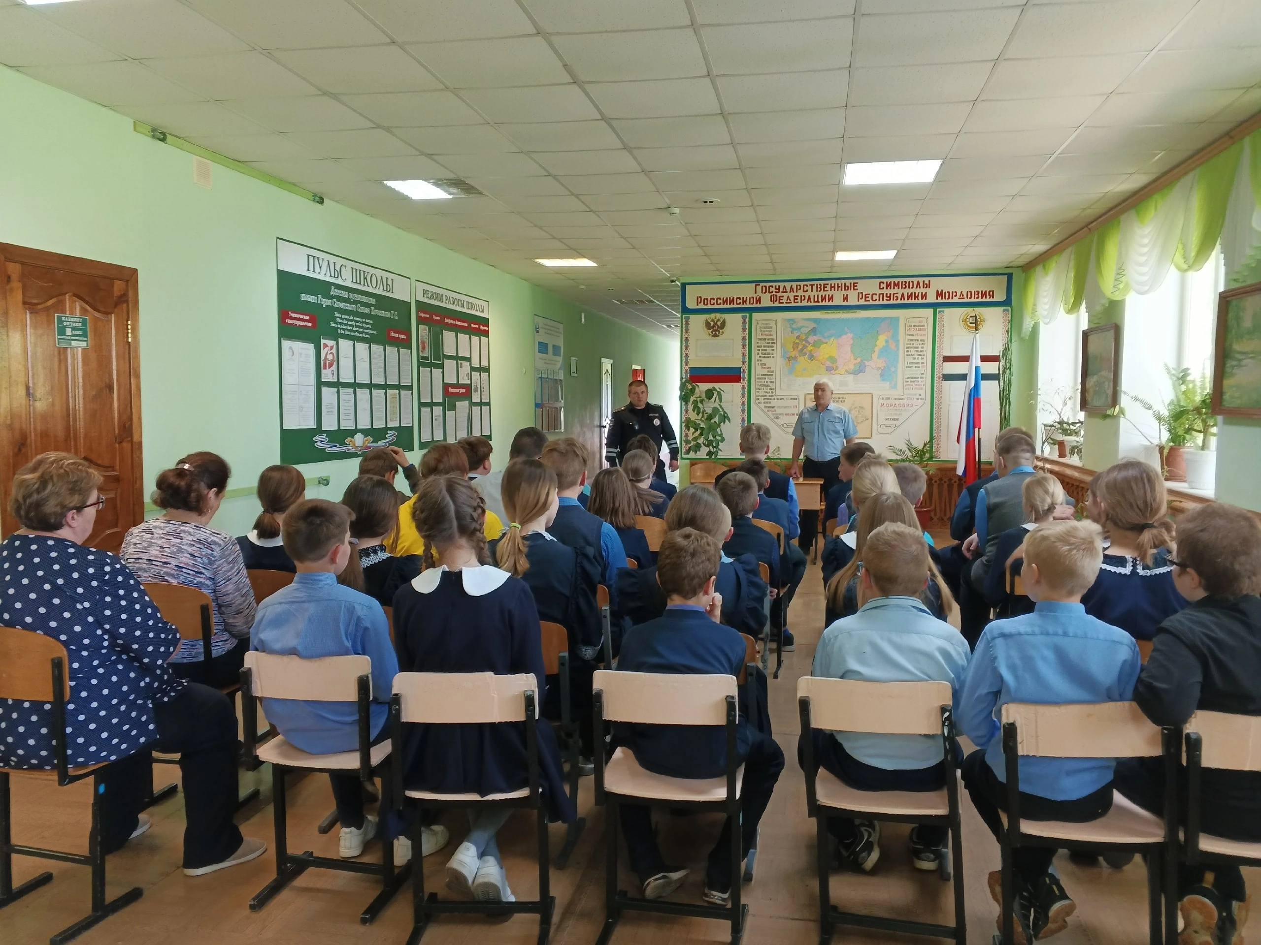 Встреча родителей, учащихся и педагогического коллектива школы с инспекторами ДПС ГИБДД МВД России по Ардатовскому и Атяшевскому району Чимбилеев Д. Н. и Смольчонов С. А..